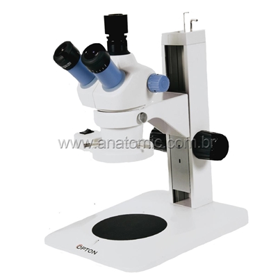 Microscópio Estereoscópico Trinocular, Zoom 0.7X ~ 3X, Aumento 7X até 30X, Iluminação Refletida a 8W Fluorescente.